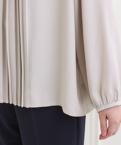 SHOO・LA・RUE（シューラルー）の「【洗濯機可】女性らしさとすっきり見えを叶える フロントプリーツブラウス（シャツ/ブラウス・レディース・オフホワイト/ライトベージュ・05/04/03/02/01）」の18枚目の写真