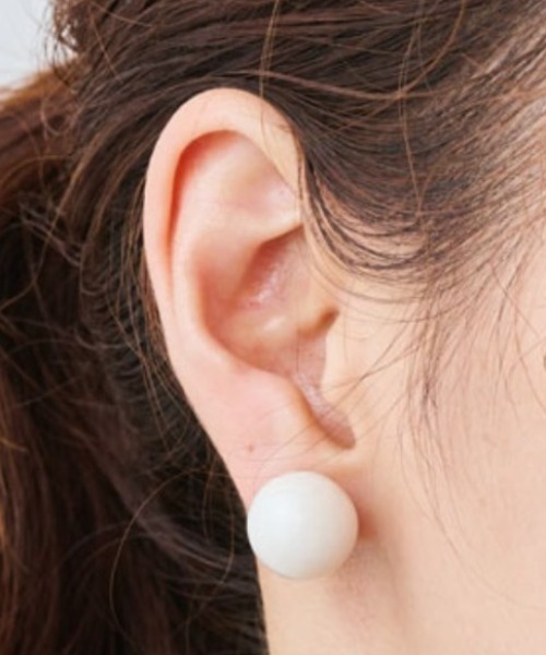 IEDIT（イディット）の「ＩＥＤＩＴ　神山まりあさんとコラボ　ボールイヤアクセ（ピアス（両耳用）・レディース・ゴールド/ホワイト/シルバー・2/1）」の2枚目の写真