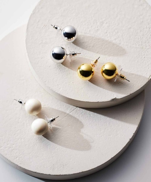 IEDIT（イディット）の「ＩＥＤＩＴ　神山まりあさんとコラボ　ボールイヤアクセ（ピアス（両耳用）・レディース・ゴールド/ホワイト/シルバー・2/1）」の8枚目の写真