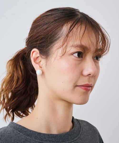 IEDIT（イディット）の「ＩＥＤＩＴ　神山まりあさんとコラボ　ボールイヤアクセ（ピアス（両耳用）・レディース・ゴールド/ホワイト/シルバー・2/1）」の4枚目の写真