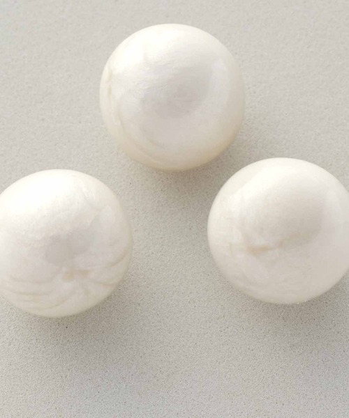 IEDIT（イディット）の「ＩＥＤＩＴ　神山まりあさんとコラボ　ボールイヤアクセ（ピアス（両耳用）・レディース・ゴールド/ホワイト/シルバー・2/1）」の13枚目の写真