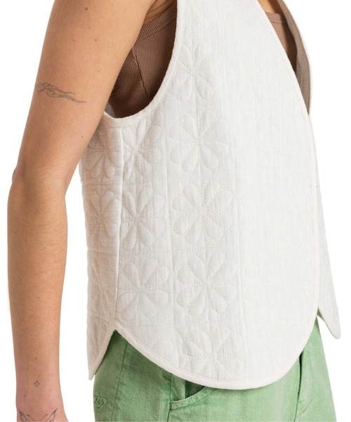 ROXY(ロキシー)の「WAISTCOAST QUILTED V/ロキシーキルティングベスト(ベスト・レディース・ホワイト・SMALL)」の6枚目の写真