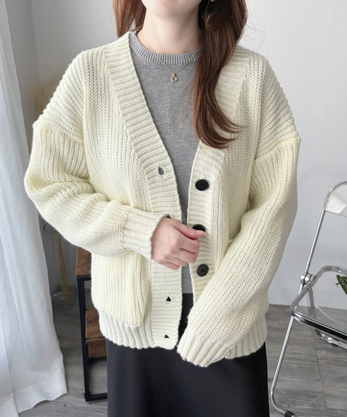 Amulet(アミュレット)の「ゆるっとラフに楽しむ ゆったりシルエット◎ざっくり編みVネックボタンニットカーディガン(カーディガン/ボレロ・レディース・ブラウン/グレー/アイボリー・FREE)」の12枚目の写真