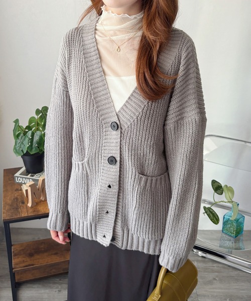 Amulet(アミュレット)の「ゆるっとラフに楽しむ ゆったりシルエット◎ざっくり編みVネックボタンニットカーディガン(カーディガン/ボレロ・レディース・ブラウン/グレー/アイボリー・FREE)」の17枚目の写真