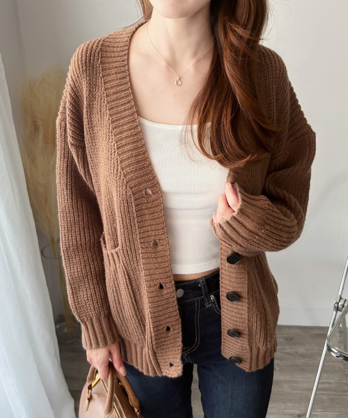 Amulet(アミュレット)の「ゆるっとラフに楽しむ ゆったりシルエット◎ざっくり編みVネックボタンニットカーディガン(カーディガン/ボレロ・レディース・ブラウン/グレー/アイボリー・FREE)」の10枚目の写真