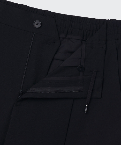 MUSINSA STANDARD（ムシンサスタンダード）の「ワンタックバミューダバンディングハーフスラックス[ブラック]（スラックス・メンズ・ブラック・36/34/32/30/28）」の4枚目の写真