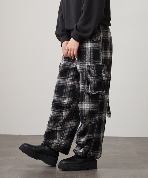 .WORKS(ドットワークス)の「.works 紡毛タータンチェックカーゴパンツ(カーゴパンツ・レディース・ブラック/レッド/ダークブラウン・M)」の2枚目の写真
