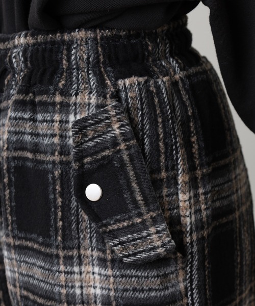 .WORKS(ドットワークス)の「.works 紡毛タータンチェックカーゴパンツ(カーゴパンツ・レディース・ブラック/レッド/ダークブラウン・M)」の22枚目の写真