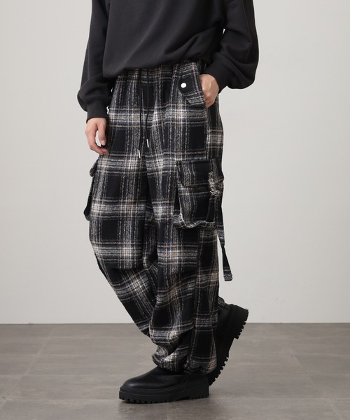 .WORKS(ドットワークス)の「.works 紡毛タータンチェックカーゴパンツ(カーゴパンツ・レディース・ブラック/レッド/ダークブラウン・M)」の4枚目の写真