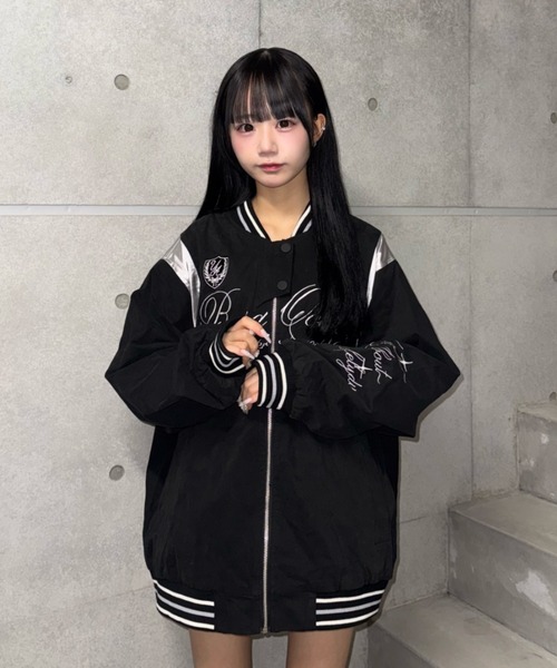Lae（レイ）の「ブラックレタリングアシンメトリージャケット（テーラードジャケット・レディース・ブラック・SMALL/LARGE/MEDIUM）」の2枚目の写真