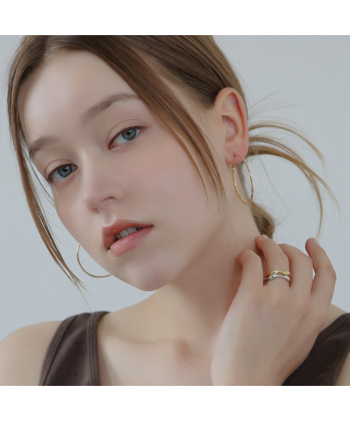 DIEUAMOUR(ディユーアモール)の「シンプルフープリングワンタッチピアス 2カラー(ピアス(両耳用)・レディース・イエローゴールド/ホワイトゴールド・FREE)」の3枚目の写真