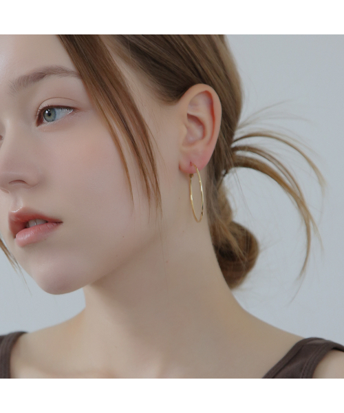 DIEUAMOUR(ディユーアモール)の「シンプルフープリングワンタッチピアス 2カラー(ピアス(両耳用)・レディース・イエローゴールド/ホワイトゴールド・FREE)」の4枚目の写真