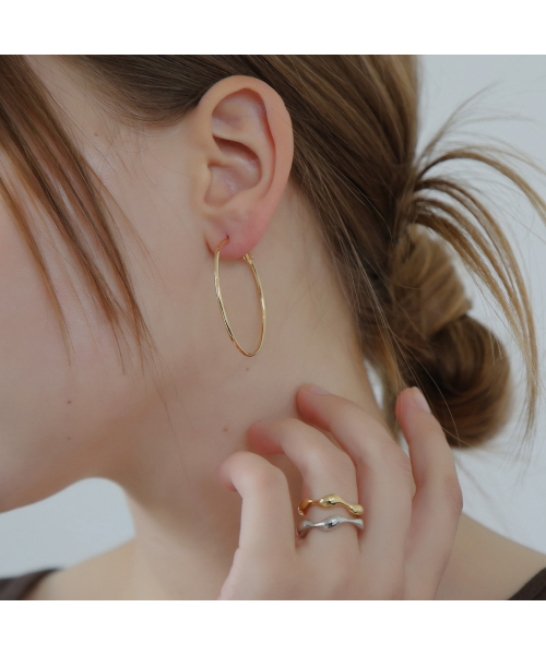 DIEUAMOUR(ディユーアモール)の「シンプルフープリングワンタッチピアス 2カラー(ピアス(両耳用)・レディース・イエローゴールド/ホワイトゴールド・FREE)」の6枚目の写真