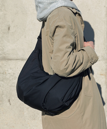 MADGOAT（マッドゴート）の「Puffer Hobo Messenger Bag_Black（メッセンジャーバッグ）」