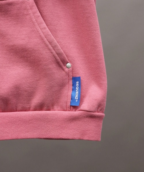 SEQUENZ（シークエンズ）の「【SEQUENZ/シークエンズ】Blackletter ZIP P/K（パーカー・メンズ・ブルー/ブラック/ピンク/ライトグレー・L/M/S）」の8枚目の写真