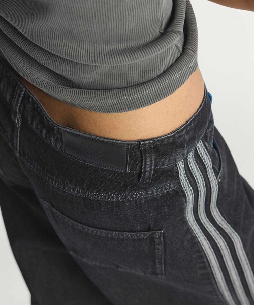 adidas（アディダス）の「ファイヤーバード トラックパンツ デニム