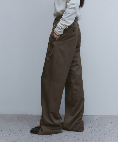 YOUTH(ユース)の「Button Detail Structured Pants-Brown(スラックス・レディース・その他・SMALL/MEDIUM)」の1枚目の写真