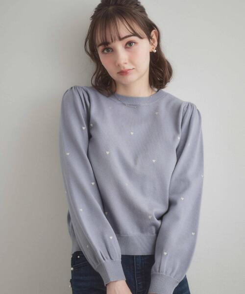 couture brooch（クチュールブローチ）の「【着映え】ハートドットラメ刺繍ニット（ニット/セーター・レディース・ネイビー/ブルー/アイボリー・36/38/42）」の3枚目の写真