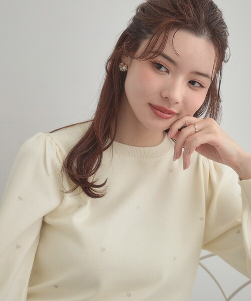 couture brooch（クチュールブローチ）の「【着映え】ハートドットラメ刺繍ニット（ニット/セーター・レディース・ネイビー/ブルー/アイボリー・36/38/42）」の10枚目の写真