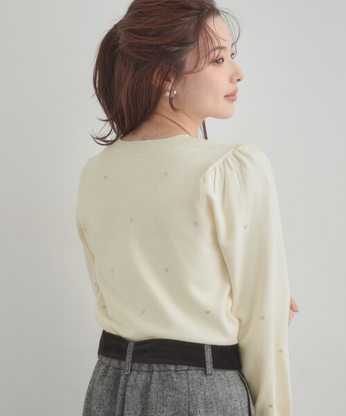 couture brooch（クチュールブローチ）の「【着映え】ハートドットラメ刺繍ニット（ニット/セーター・レディース・ネイビー/ブルー/アイボリー・36/38/42）」の12枚目の写真