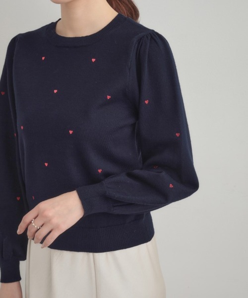 couture brooch（クチュールブローチ）の「【着映え】ハートドットラメ刺繍ニット（ニット/セーター・レディース・ネイビー/ブルー/アイボリー・36/38/42）」の4枚目の写真