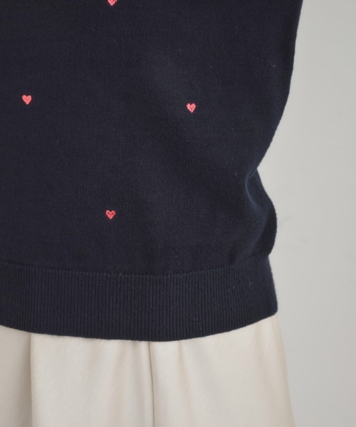 couture brooch（クチュールブローチ）の「【着映え】ハートドットラメ刺繍ニット（ニット/セーター・レディース・ネイビー/ブルー/アイボリー・36/38/42）」の5枚目の写真