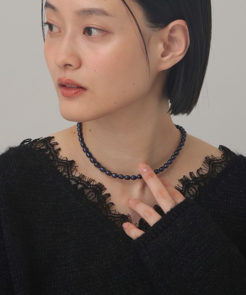 A part by（アパートバイ）の「タンスイパールショートネックレス（ネックレス・レディース・アイボリー/ネイビー・FREE）」の2枚目の写真