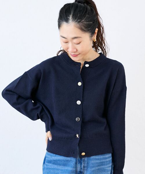 le.coeur blanc（ルクールブラン）の「ビジューボタンカーディガン（カーディガン/ボレロ・レディース・ライトグレー/ネイビー/レモンイエロー・38）」の3枚目の写真