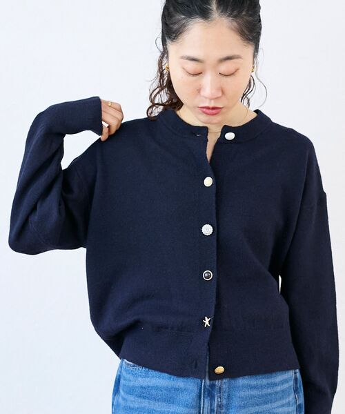 le.coeur blanc（ルクールブラン）の「ビジューボタンカーディガン（カーディガン/ボレロ・レディース・ライトグレー/ネイビー/レモンイエロー・38）」の5枚目の写真