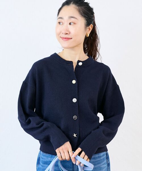 le.coeur blanc（ルクールブラン）の「ビジューボタンカーディガン（カーディガン/ボレロ・レディース・ライトグレー/ネイビー/レモンイエロー・38）」の6枚目の写真