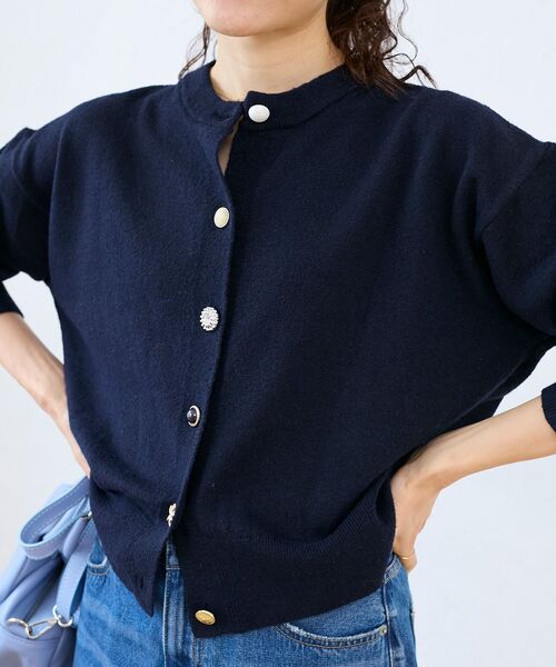 le.coeur blanc（ルクールブラン）の「ビジューボタンカーディガン（カーディガン/ボレロ・レディース・ライトグレー/ネイビー/レモンイエロー・38）」の7枚目の写真