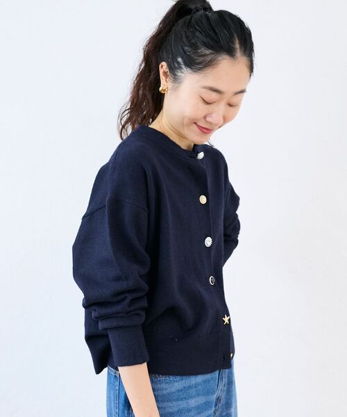 le.coeur blanc（ルクールブラン）の「ビジューボタンカーディガン（カーディガン/ボレロ・レディース・ライトグレー/ネイビー/レモンイエロー・38）」の9枚目の写真
