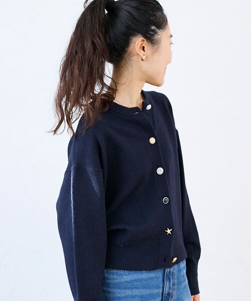 le.coeur blanc（ルクールブラン）の「ビジューボタンカーディガン（カーディガン/ボレロ・レディース・ライトグレー/ネイビー/レモンイエロー・38）」の10枚目の写真