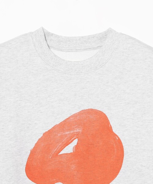 BEAMS T(ビームスティー)の「Mayumi Yamase / Crew Neck Sweat(スウェット・メンズ・ライトグレー・X-SMALL/SMALL/LARGE/X-LARGE)」の3枚目の写真