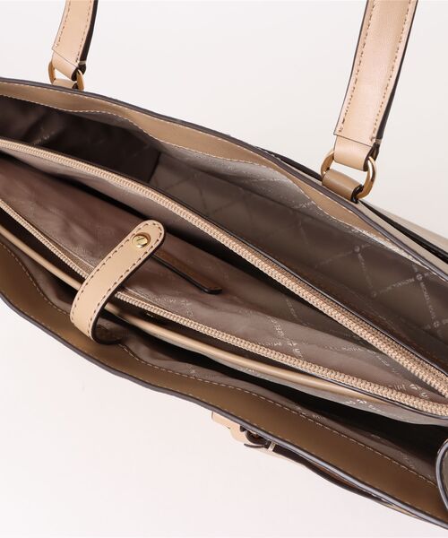 MICHAEL KORS(マイケルコース)の「JET SET TRAVEL サフィアーノレザー ポケット トート ラージ(トートバッグ・レディース・キャメル・FREE)」の4枚目の写真