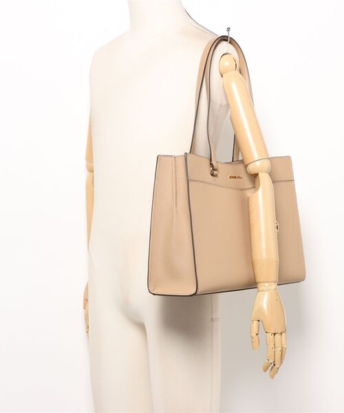 MICHAEL KORS(マイケルコース)の「JET SET TRAVEL サフィアーノレザー ポケット トート ラージ(トートバッグ・レディース・キャメル・FREE)」の5枚目の写真
