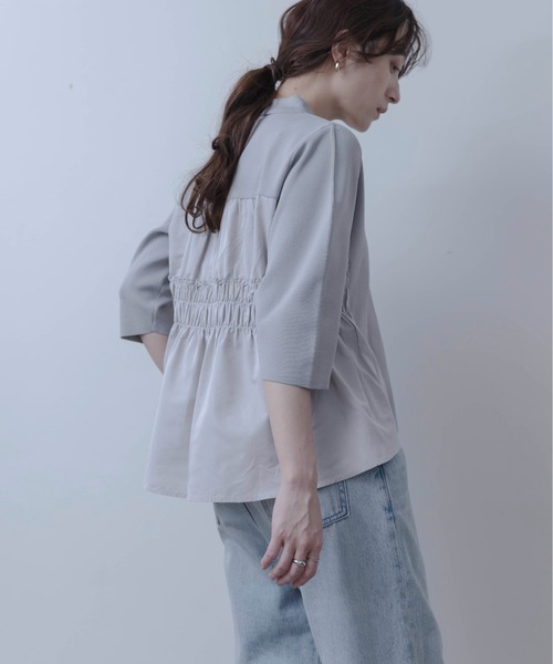 Eimee Law(エイミーロウ)の「シャーリングフレア切替ポロニットトップス(ニット/セーター・レディース・ライトグレー/ブラック/アイボリー・FREE)」の1枚目の写真