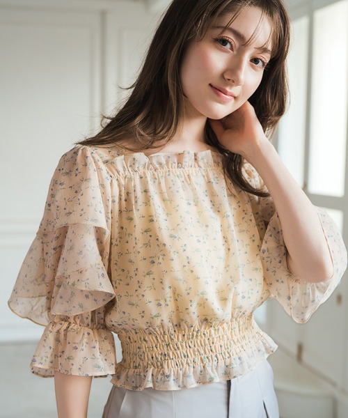 MISCH MASCH(ミッシュマッシュ)の「2026春夏新作 フラワーシャーリングブラウス(シャツ/ブラウス・レディース・ホワイト/イエロー/ブルー・フリ-)」の3枚目の写真