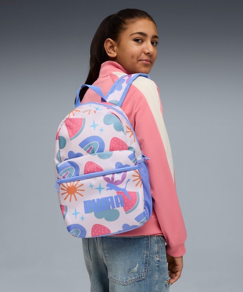PUMA（プーマ）の「PUMA プーマ キッズ プーマ フェーズ AOP スモール バックパック 13L（バックパック/リュック・キッズ・ブルー系その他7/パープル系その他・フリー）」の2枚目の写真