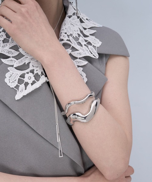 HARE(ハレ)の「ニュアンスワイドバングル(HARE)(バングル/リストバンド・レディース・シルバー・FREE)」の1枚目の写真