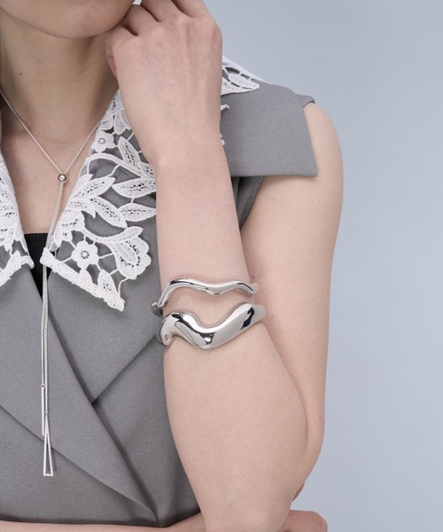 HARE(ハレ)の「ニュアンスワイドバングル(HARE)(バングル/リストバンド・レディース・シルバー・FREE)」の3枚目の写真