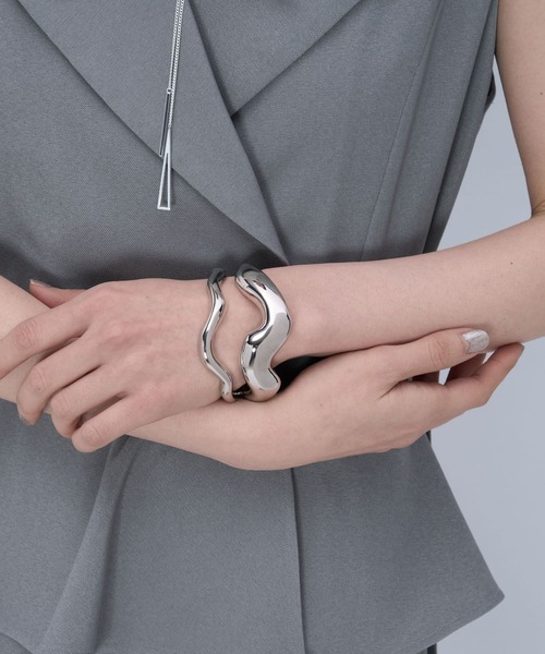 HARE(ハレ)の「ニュアンスワイドバングル(HARE)(バングル/リストバンド・レディース・シルバー・FREE)」の5枚目の写真