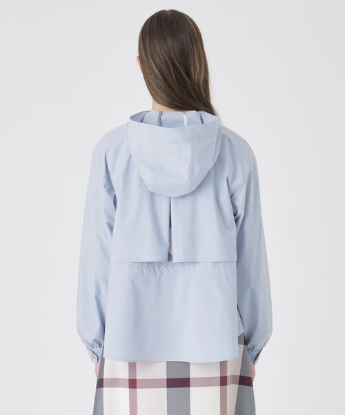 BLUE LABEL CRESTBRIDGE（ブルーレーベルクレストブリッジ）の「【はっ水】ライトウェザーマウンテンパーカー（マウンテンパーカー・レディース・ブルー/ダークネイビー・36/38）」の6枚目の写真