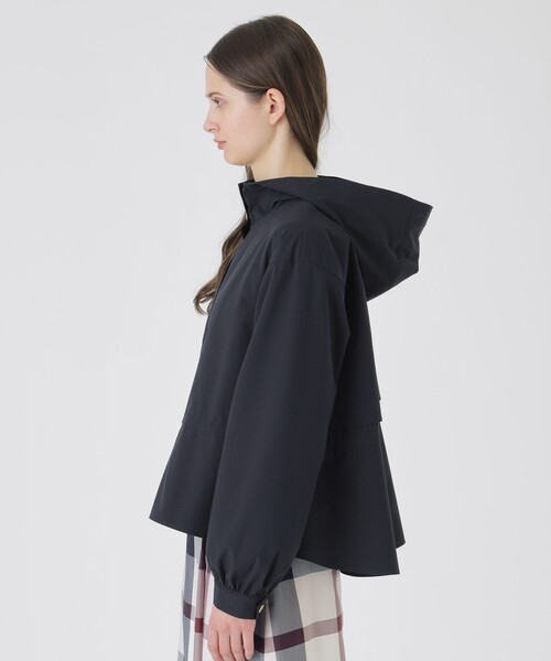 BLUE LABEL CRESTBRIDGE（ブルーレーベルクレストブリッジ）の「【はっ水】ライトウェザーマウンテンパーカー（マウンテンパーカー・レディース・ブルー/ダークネイビー・36/38）」の12枚目の写真