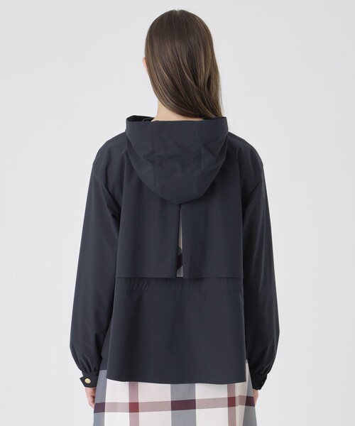 BLUE LABEL CRESTBRIDGE（ブルーレーベルクレストブリッジ）の「【はっ水】ライトウェザーマウンテンパーカー（マウンテンパーカー・レディース・ブルー/ダークネイビー・36/38）」の13枚目の写真