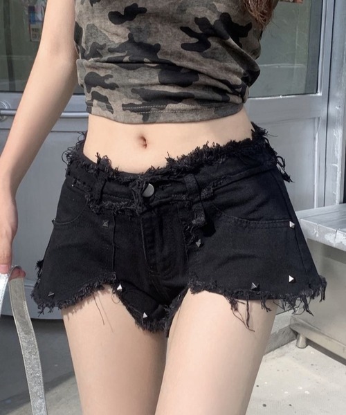 lilful(リルフル)の「フリンジデザイン スタッズ デニムショートパンツ(デニムパンツ・レディース・ブラック・S/M)」の4枚目の写真