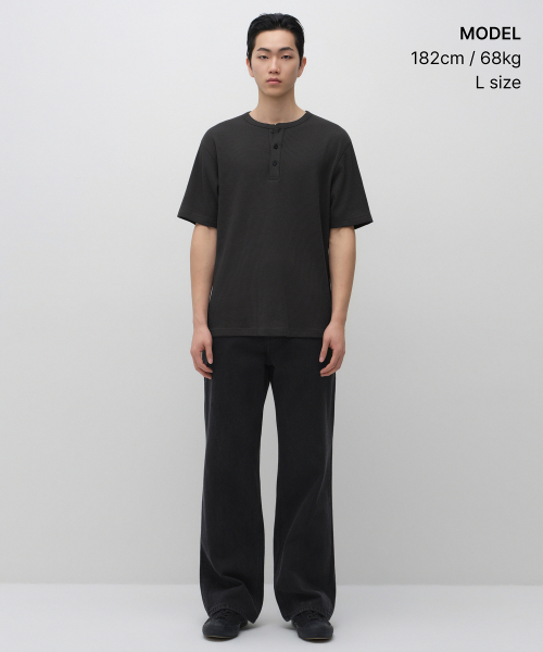 MUSINSA STANDARD（ムシンサスタンダード）の「ワッフルヘンリーネックTシャツ[ダークグレー]（Tシャツ/カットソー・メンズ・その他・2XL/3XL/SMALL/MEDIUM/LARGE/X-LARGE）」の2枚目の写真