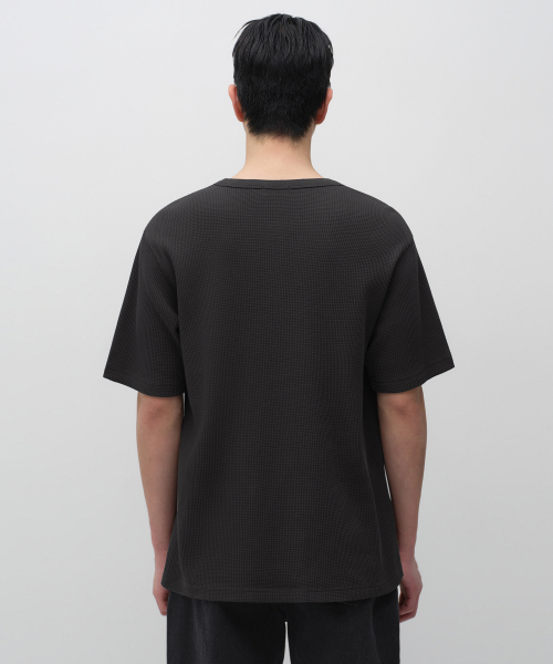 MUSINSA STANDARD（ムシンサスタンダード）の「ワッフルヘンリーネックTシャツ[ダークグレー]（Tシャツ/カットソー・メンズ・その他・2XL/3XL/SMALL/MEDIUM/LARGE/X-LARGE）」の3枚目の写真