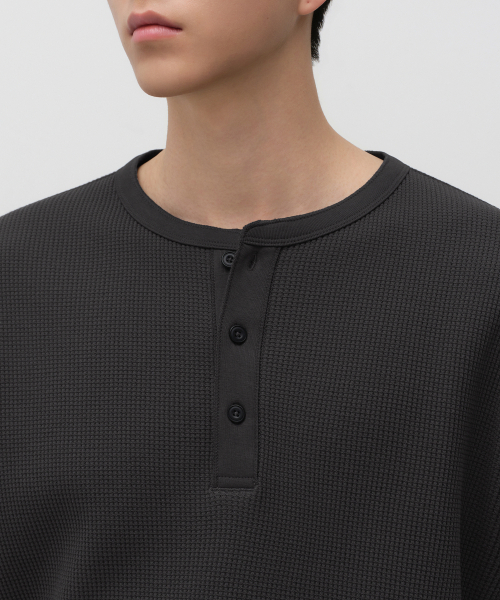MUSINSA STANDARD（ムシンサスタンダード）の「ワッフルヘンリーネックTシャツ[ダークグレー]（Tシャツ/カットソー・メンズ・その他・2XL/3XL/SMALL/MEDIUM/LARGE/X-LARGE）」の4枚目の写真
