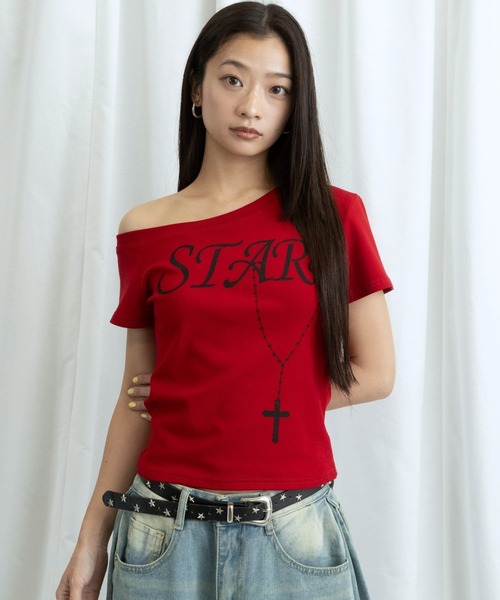 3.3 Field Trip (3.3フィールドトリップ)の「3.3 Field Trip/ワンショルクロスロゴトップス(Tシャツ/カットソー・レディース・ブラック/グレー/レッド/ホワイト・FREE)」の1枚目の写真